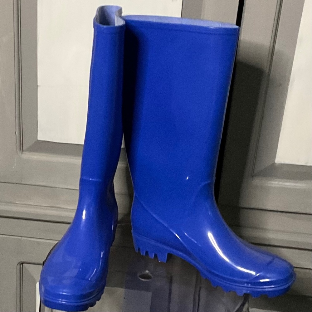 Sturdy Rain boots mid calf made of quality rubber 1” heel